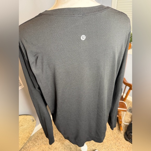 Lululemon Athletica Black Swiftly Tech Relaxed Long Sleeve Shirt size 14 - Picture 4 of 5